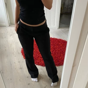 Populära kostymbyxor från Bikbok - Dom populära lågmidjade kostymbyxorna från Bikbok💕 Jag har vanligtvis 36 i byxor men domma är väldigt små i storleken så har 40 i dessa, men dom sitter väldigt bra. Använder kostymbyxor för sällan så bättre att sälja. Nyskick! 💕 Nypris: 499kr
