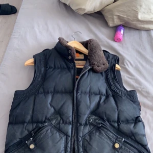 Parajumper väst - Hej säljer min använda Parajumper väst utan dragkedja så västen går ej att stänga men går att fixa på någon butik och därför kommer den säljas billigt men säg ändå gärna ett rimligt pris, köpte västen för 5500.