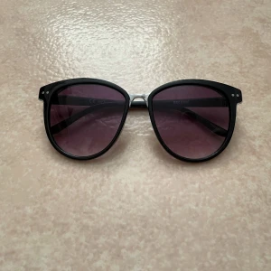 Solglasögon  - Solglasögon från bikbok  Aldrig använda  Frakt tillkommer 