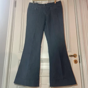 Kostym-jeans  - Midjemått, raktöver: 45cm. Innerbensmått: 87,5 cm. Byxorna är gråblå