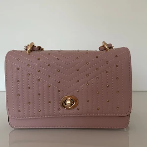 Rosa handväska - Säljer denna söta handväska från gekås Ullared. Priset går att förhandla. Frakten ingår inte i priset. 