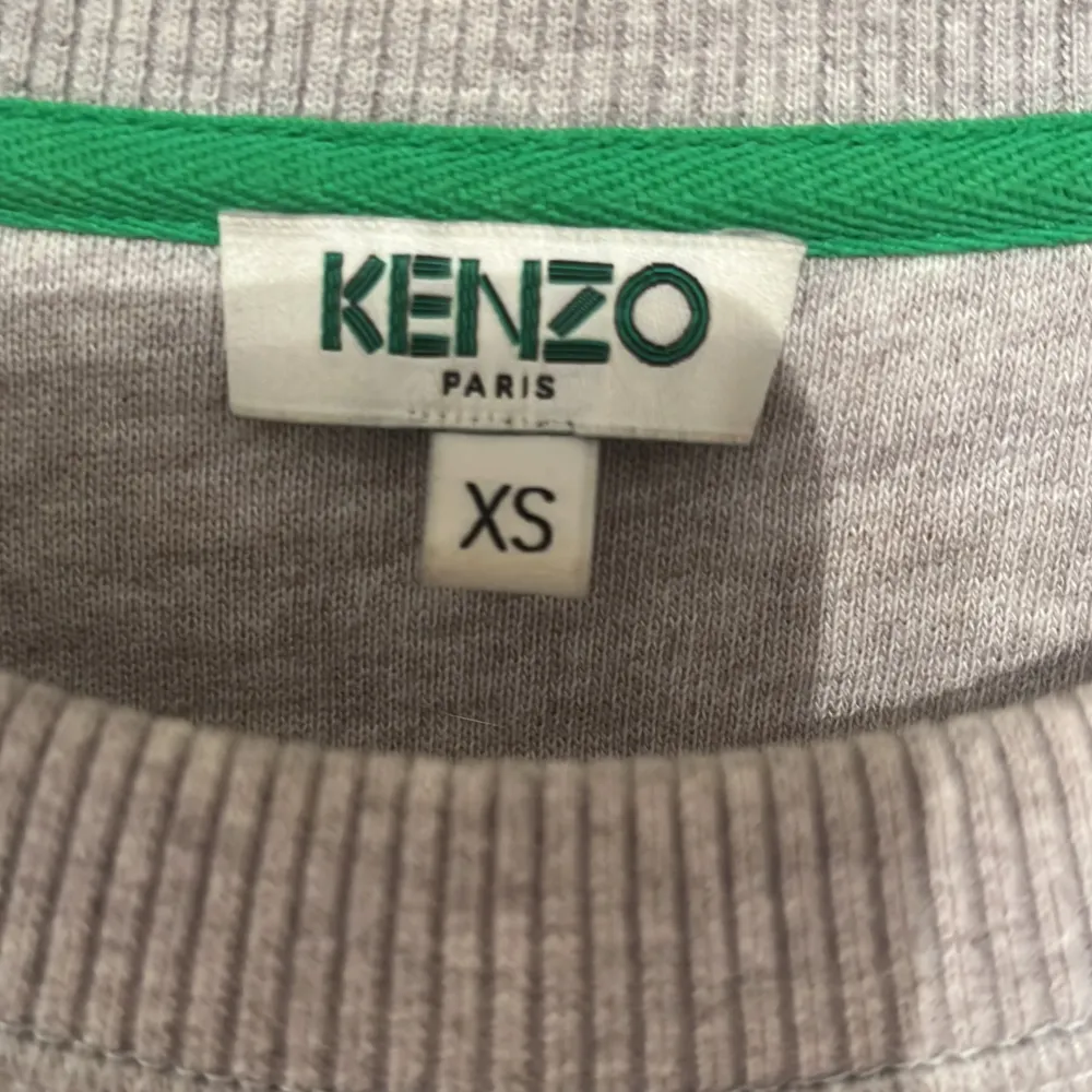 Säljer Kenzo tröja för den är för liten. Den är i storlek XS. . Tröjor & Koftor.