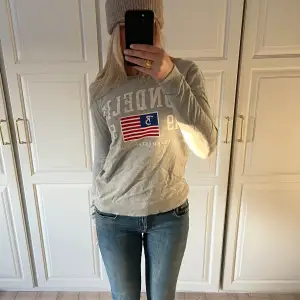 Snygg tröja från bondelid! Storlek L men skulle säga att den snarare passar en XS/S om man vill ha en sweatshirt vibe!🌟