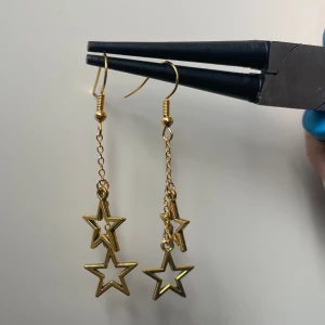 #005 örhängen🩷 - Snygga örhängen! Finns i guld och silver. Köps i par för 45kr eller styck för 25kr