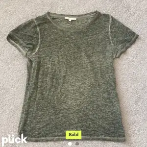 En fin grön maje t-shirt i mycket fint skicka, köpt från Plick men aldrig användigt pågrund av fel storlek, tveka inte vid flera frågor!🩷