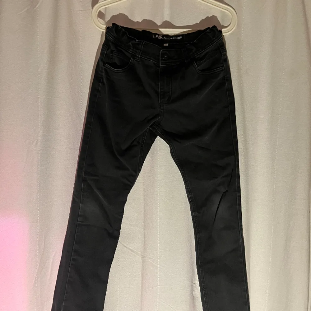 Ett par svarta jeans av märket lab industries  Strl 158 Skick 7/10. Jeans & Byxor.