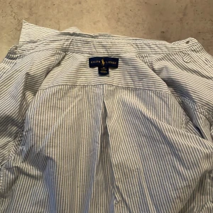 Vit,ljusblå Ralph Lauren skjorta i storlek customfit 14  - Ljusblå,vit polo skjorta i storlek Custom fit 14