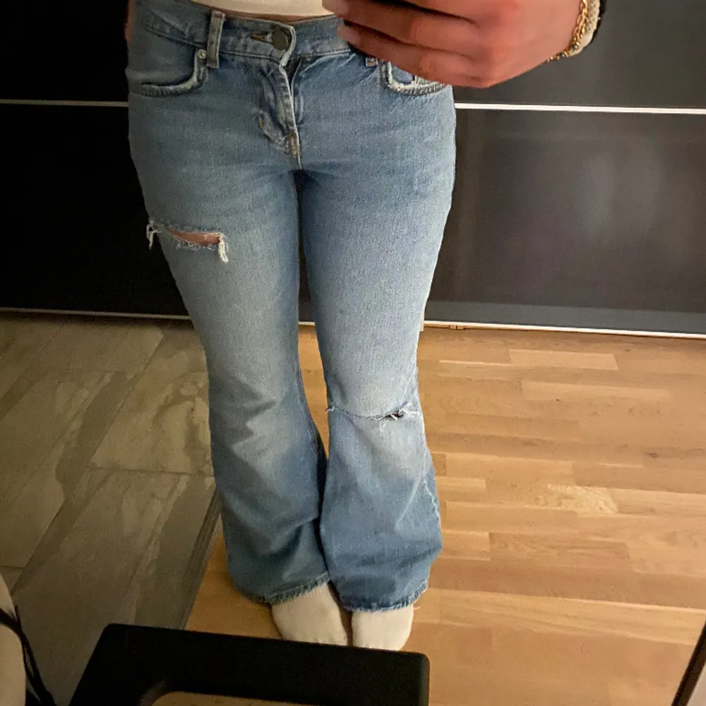Ett par jättefina lågmidjade håliga bootcut jeans som endast är använda en gång💗Midjemåttet:ca 36-37cm Innerbenslängden: 78cm (skriv för mer bilder och info). Jeans & Byxor.