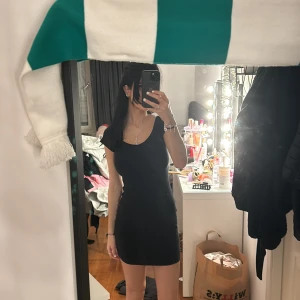 Klänning - Söt svart tajt klänning med randigt mönster på klänningen. Tunnt material perfekt sommarklänning . Jätte bra skick. Om du har fler frågor är det bara att skriva!