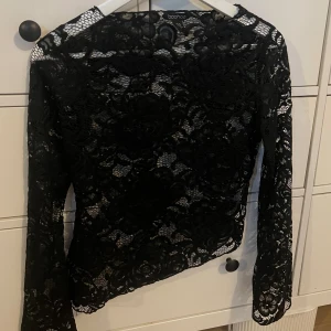 Spets topp - Snygg spetstopp, perfekt till fest, storlek 40 men skulle säga 36/S!! Helt ny!! Säljer för 220 + frakt eller lägg ett prisförslag🙏🏼 200 snabb affär!!