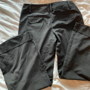 Lowwaisted rutiga kostymbyxor  - Rutiga kostymbyxor med low/regular midja, SUUUPPERR snygga fickor lite cargo stil, lite bootcut/flared modell, i fint skick 🤌🏼