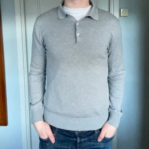J.Lindeberg - grå rugbytröja - Tja! Säljer nu denna rugbytröja från J.lindeberg. Storlek: S, passar även M. Skick: 9/10. Modellen är 186 och väger 79kg. Kontakta mig för fler bilder eller info!