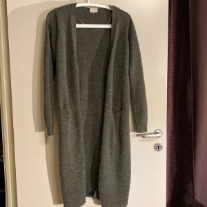 Lång kofta - Säljes i begagnat skick. Kolla gärna in mina andra annonser! Passa på att köpa medans jag har fri frakt 🙂