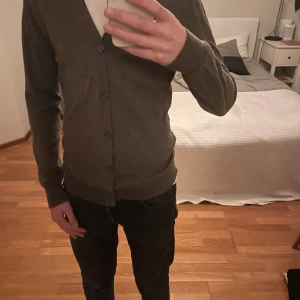 Cardigan, 100% merinoull! - Tjena! Säljer nu min riktigt snygga cardigan från Mango. Skick: 9/10, grymt skick utan några defekter! Material: 100% extrafine merinoull vilket gör tröjan varm och skön!  Vid frågor och funderingar så är det bara att skriva!🙌😉