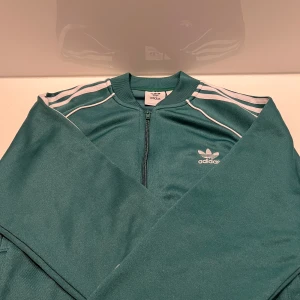 Adidas zip - Säljer denna gröna adidas zipupen i storlek L Skick 9/10.Dm  vi minsta funderingar!