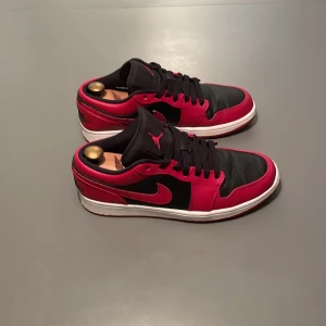Jordan 1 low reverse bred - Skorna är i bra mycket bra skick förutom att de är lite tilltryckta i hälen och har rynkor på tån. Sulan är fortfarande i väldigt bra skick och har inte mycket tecken på användning.