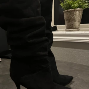 Svarta stövlar med klack från Tiamo  - Säljer mina snygga klackar då jag aldrig använder dom och knappt kan gå i klackar🙈☺️ köpte de för 800kr och säljer för 400kr😍