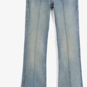 Säljer mina sprillans nya bershka jeans då jag beställde helt fel storlek dessa är i storlek (42) dom är aldrig använda har inte ens tvättat dessa då dom är för stora på mig, pris kan även diskuteras vid snabba affärer 