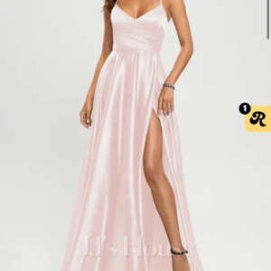 Balklänning  - Säljer den här oanvända balklänning. Den har även lappar och allt kvar och den har även en helt fantastisk ljusrosa färg. Köpte den för 1500kr plus att frakten kostade 300kr. Har även räknat in frakten i det priset som står nu.😃