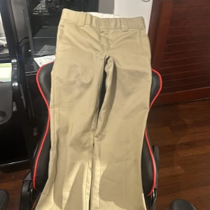 Dickies - Bra skick men har ett litet hål i benet. Den är också slim straight.  Pris kan diskuteras 