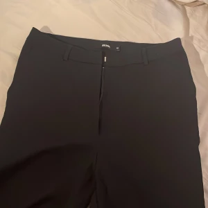 Kostymbyxor  - Säljer mina kostymbyxor från bikbok i storlek (40) dom har en slits nedtill som har en liten dragkedja som inte alls syns som går att göra byxorna till raka och slitsade väldigt fina använda 3 gånger ny pris 499kr 