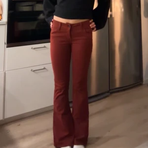 Röda jeans  - Säljer dessa super coola röda jeans ifrån pepe jeans. De är knappt använda! Storlek W26/L30 MidjeMått: 72cm, innerbenslängd: 75cm