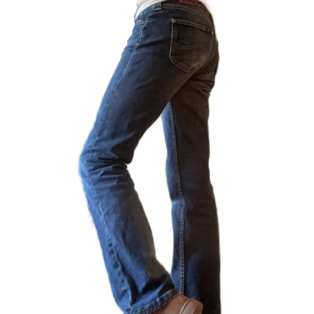 Säljer dessa snygga low waist Lee jeansen med broderi på fickorna då dem är för korta för mig!🫶🏼 Midjemått: 41 rakt över / Innebenslängd: 80 cm 🩷 Köpta på Plick i höstas för 550 kr. Jeans & Byxor.