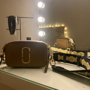 Marc Jacobs Väska - Jätte snygg väska från Marc Jacobs som endast är använd ett fåtal gånger så den är i mycket bra skick! Nypris: 3695🤍🤍