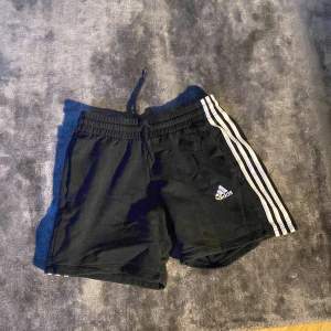 Svarta adidas shorts, bra kvalitet 