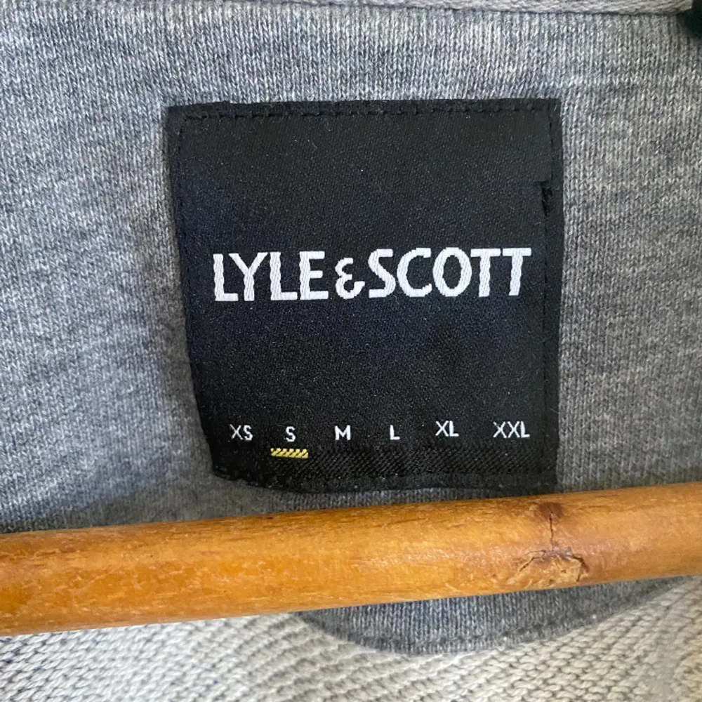 En zip hoodie ifrån märket Lyle & Scott i storlek S, nypris: 899, mitt pris: 249.. Tröjor & Koftor.