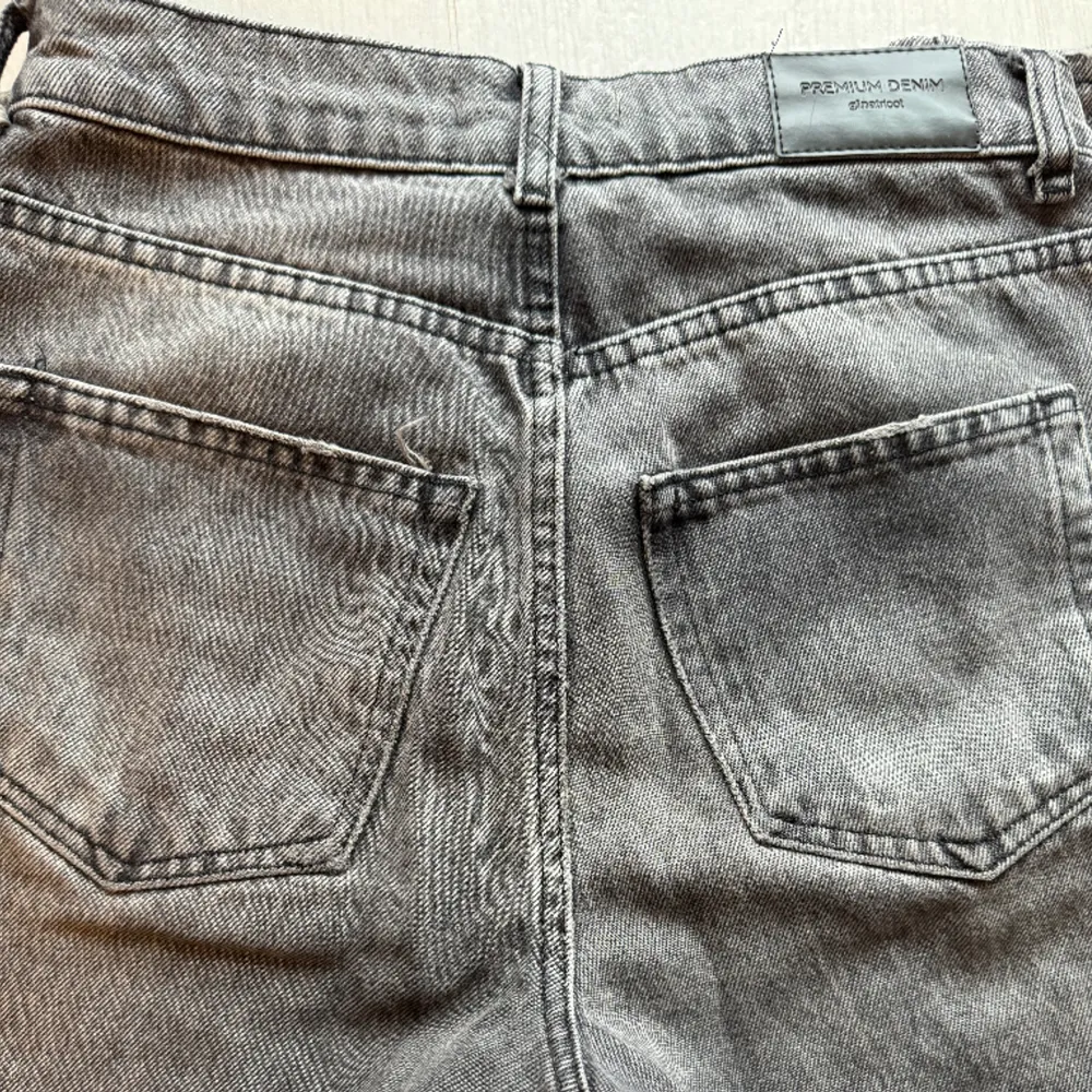 Snygga mörkgrå jeans från Gina Tricot, Highwaist straight leg. strl 32 ☺️. Jeans & Byxor.