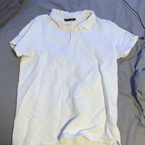 Pike  - Pike tröja i väldigt skönt bomulls stickat material köpt förra sommaren knappt använd, cond 9/10, mitt pris 50kr går o lösa paket pris😊