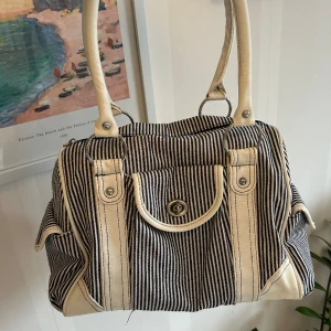 Jättesnygg w2k väska 🤩 - OBS: BUDGIVNING I KOMMENTARERNA!!! Avslutar den 20/3 12:00!