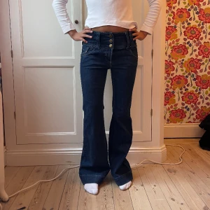 Lågmidjade jeans  - Säljer dessa så snygga lågmidjade jeans 💗😻😻Midjemått 36 cm❤️ Innerbenslängd 76 cm❤️❤️