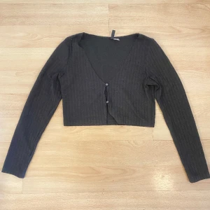 cropped cardigan - gullig cropped cardigan från h&m, skriv för bild på!