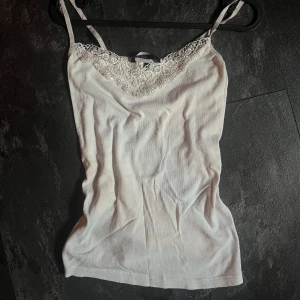 Vitt spetslinne  - Jättefint spetslinne i bra skick! Från Vero Moda i stl M men passar Xs-M