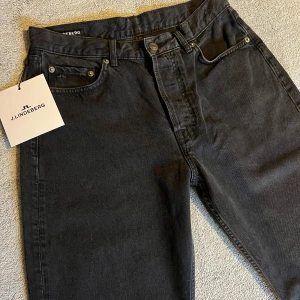 JLindberg Jeans oanvända - Hej! Säljer ett par helt oanvända jeans från J.Lindberg. Dom är Storlek 30:32 och Jättesnygg passform. Alla lappar sitter fortfarande på byxorna och kvitto finns! Pris i butik 1500kr