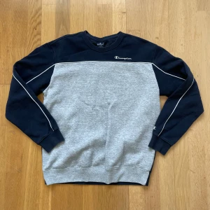 Champion  - Hej! Säljer en fin sweatshirt från champion. Storlek L men skulle säga att den sitter som M. Finns i Stockholm och kan skickas! 