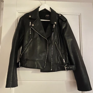 Skinnjacka  - Supersnygg skinnjacka (ej äkta skinn) med fina detaljer från zara som inte säljs längre, perfekt inför våren. 