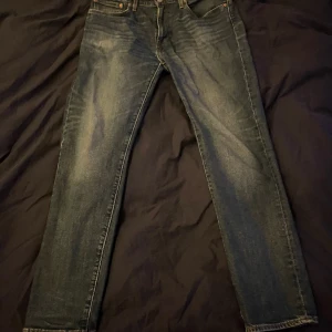 502 mörkblåa levi’s jeans - Knappt använda, bra skick, W33 L32. Priset är ej hugget i sten.
