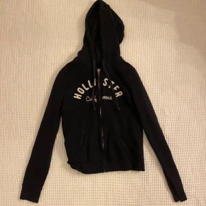 Hollister hoodie - Hollister hoodie i nyskick.