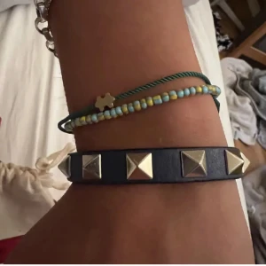 Valentino armband - Säljer detta fina valentino armbandet med guldnitar , kan även tänka mig byta mot nått från Maria Nilsdotter, hör av er vid intresse