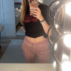 Rosa juicy byxor  - Säljer mina rosa juicy byxor för 500💓 billigt pris då dom är lite slitna längst ner vid fötterna för att dom har släpat i marken💓skriv fel fler bilder!!