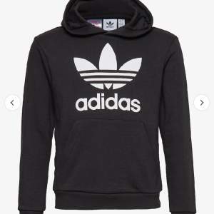 En svart adidas hoodie, ordinarie pris 350kr