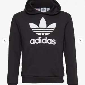 En svart adidas hoodie, ordinarie pris 350kr