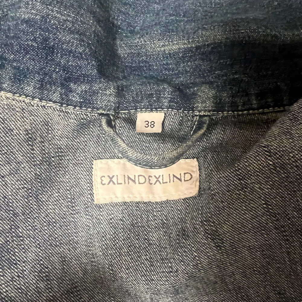 Säljer min jätte fina jeans jacka eftersom den inte används längre. Den har inga defekter. Tror inte den säljs längre ny. Skriv privat för flera bilder! Köparen står för frakten . Jackor.