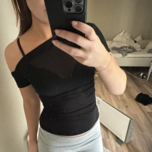Meshtop  - As snygg asymmetrisk topp i mesh från Zara! Så fin och super skick