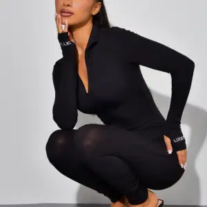 svart jumpsuit som formar kroppen ordentligt med riktigt bra kvalite, hör av er vid intresse!!🤍