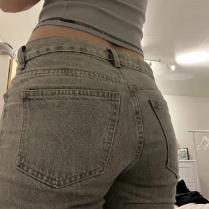 Jeans - Ett par snygga gråa jeans från Gina, det är ungefär straight i modellen. Innerbenslängden är 78, (de sitter bra på mig som 171) och midjemåttet är 43 tvärs över.