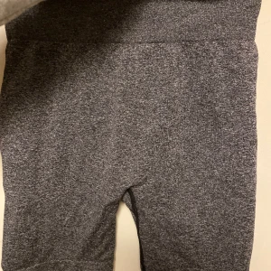 Tränings shorts - Gråa tränings shorts. Strl M men skulle säga att den passar bättre som strl S/xs. Ingen skrunch där bak, bekväma, smidiga, rörliga, snygga, de slutar mitt på låret man kan välja att ha de kortare om man vill
